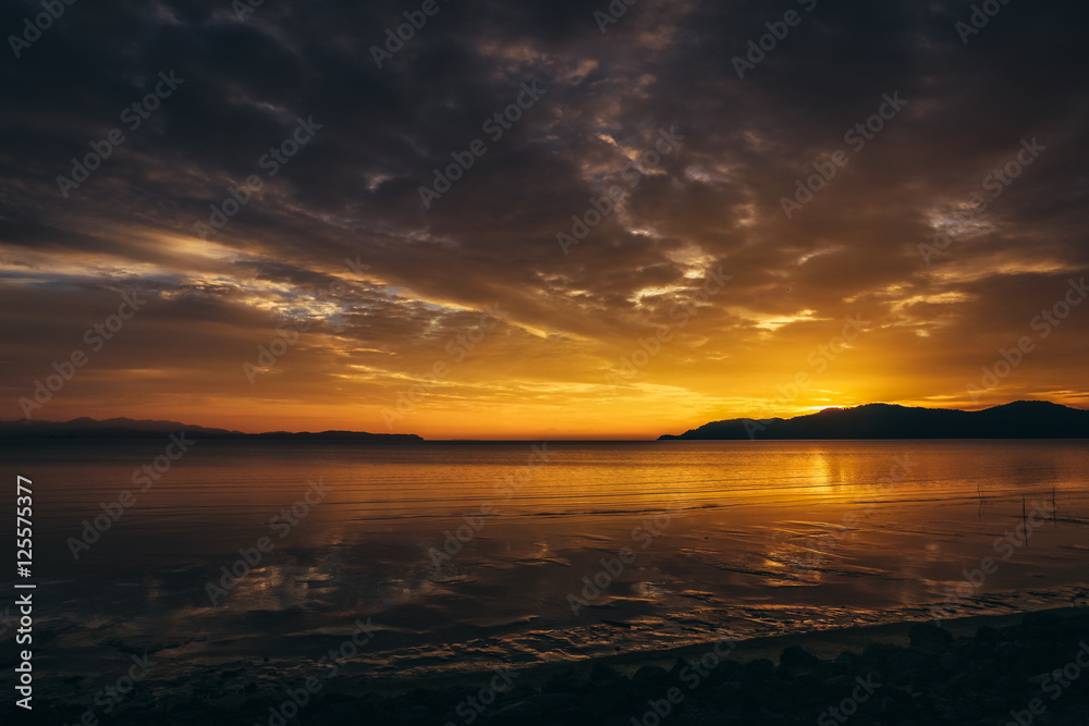 Obraz premium Gloomy tropical sunset,Sunset over Water and Islands,Thailand