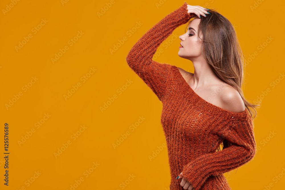 young brunette woman portrait in autumn color  - obrazy, fototapety, plakaty 