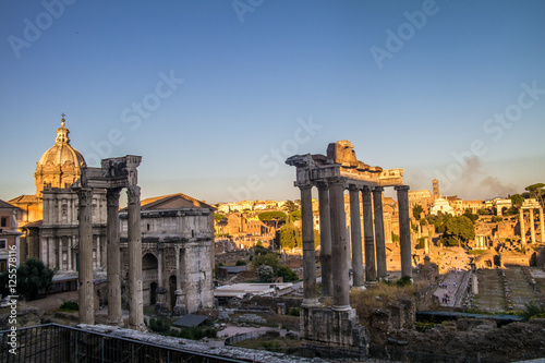 forum romanum ruins in the evening
