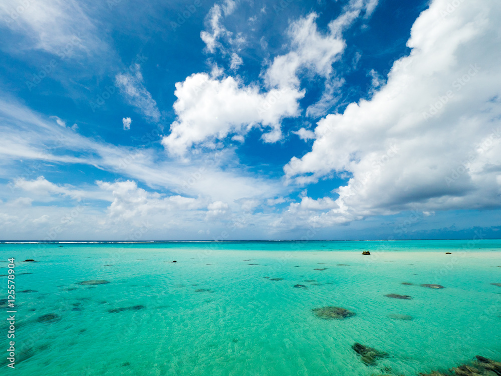 コバルトブルーの海と白い雲