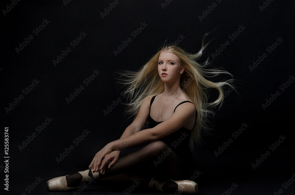 Naklejka premium Beautiful graceful blond dancer in bright satin pointe.