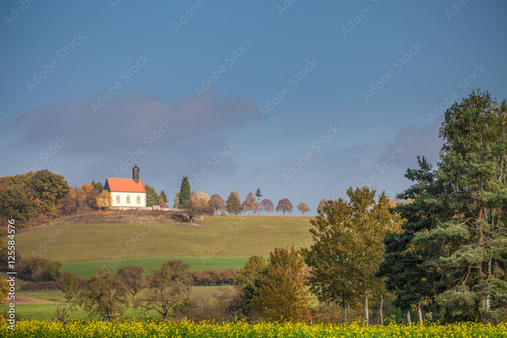 Kapelle Hügel Sonnenschein Herbst