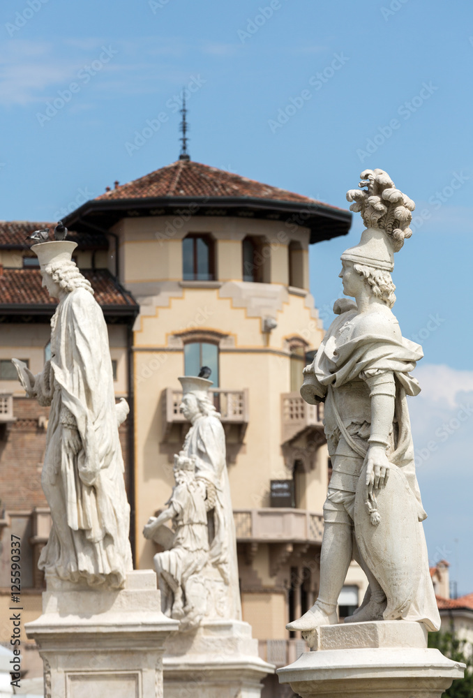 Obraz premium Statues on Piazza Prato della Valle, Padua, Italy.
