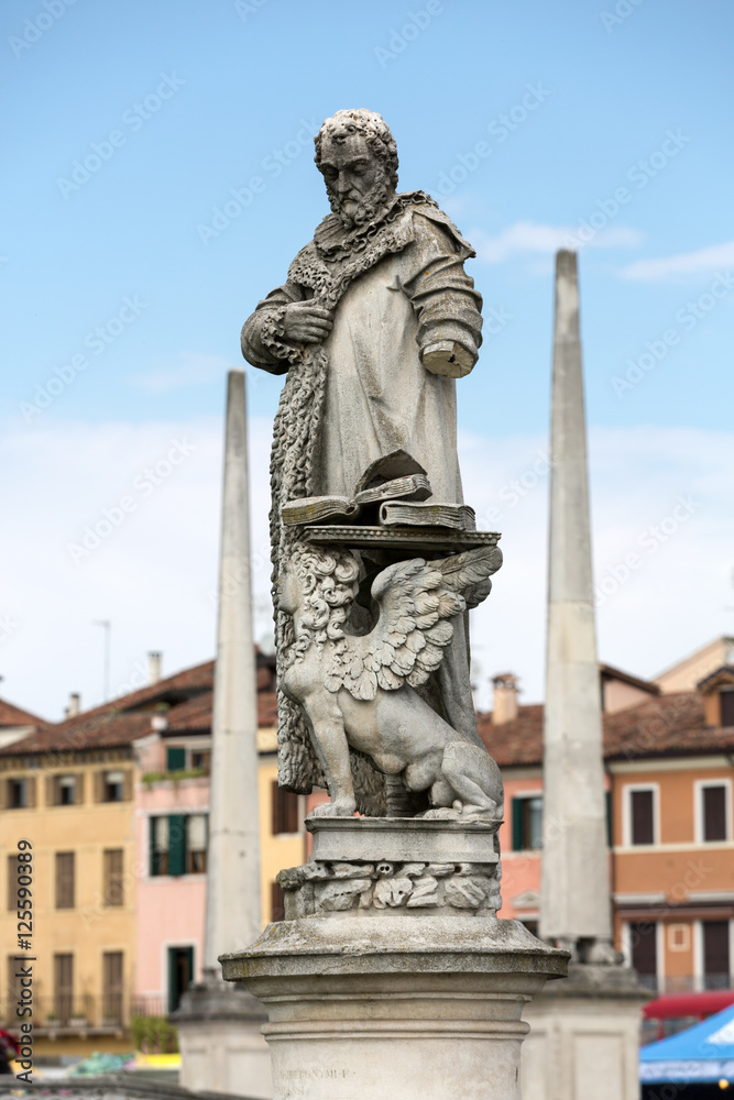 Obraz premium Statue on Piazza of Prato della Valle, Padua, Italy.