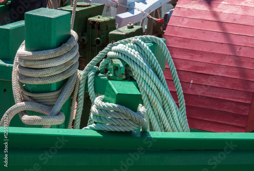 Cordages sur vieux gréement à Douarnenez, Finistère, Bretagne photo