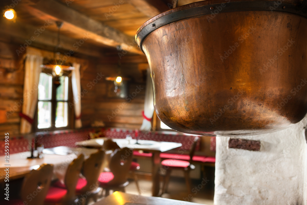 Herd mit Kupferkessel in einer Almhütte