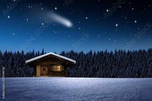 Weihnachtshütte im Schnee