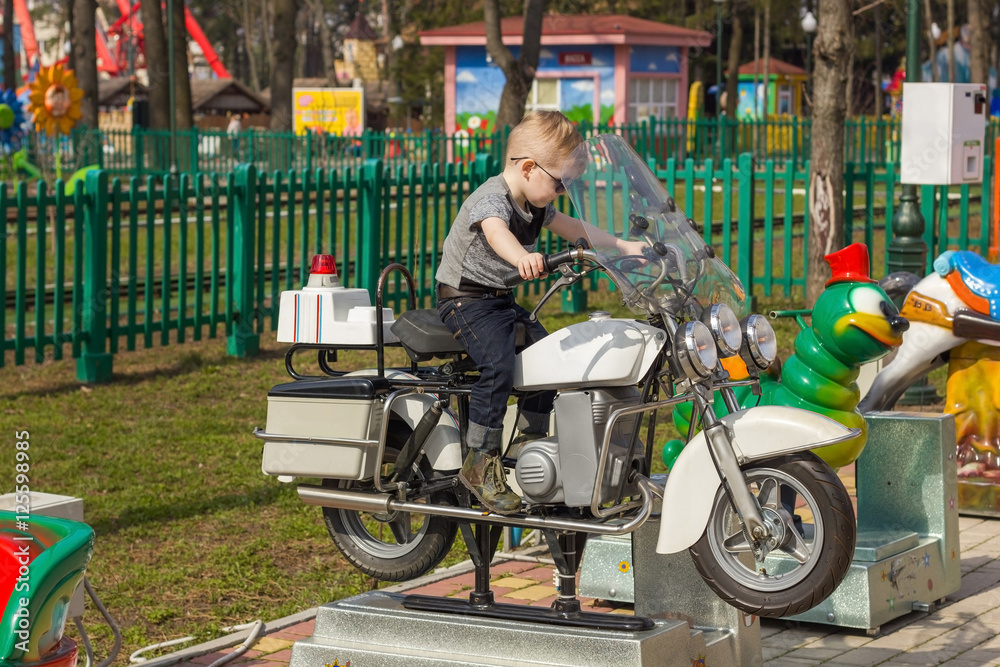 Obraz premium Little boy on the motorcycle