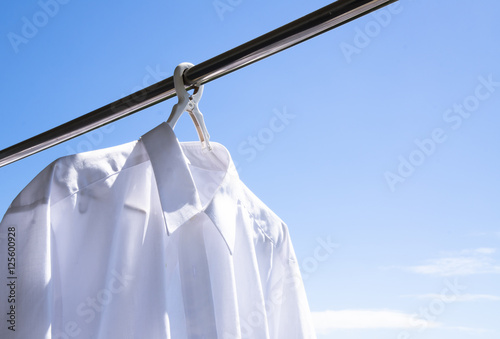 洗濯日和　青空の下でのワイシャツ干し