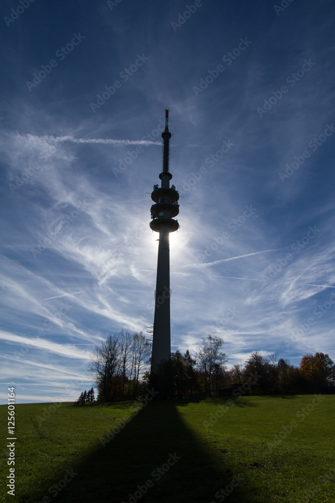 Fototapeta premium Der Fernsehturm auf dem Hohen Peißenberg