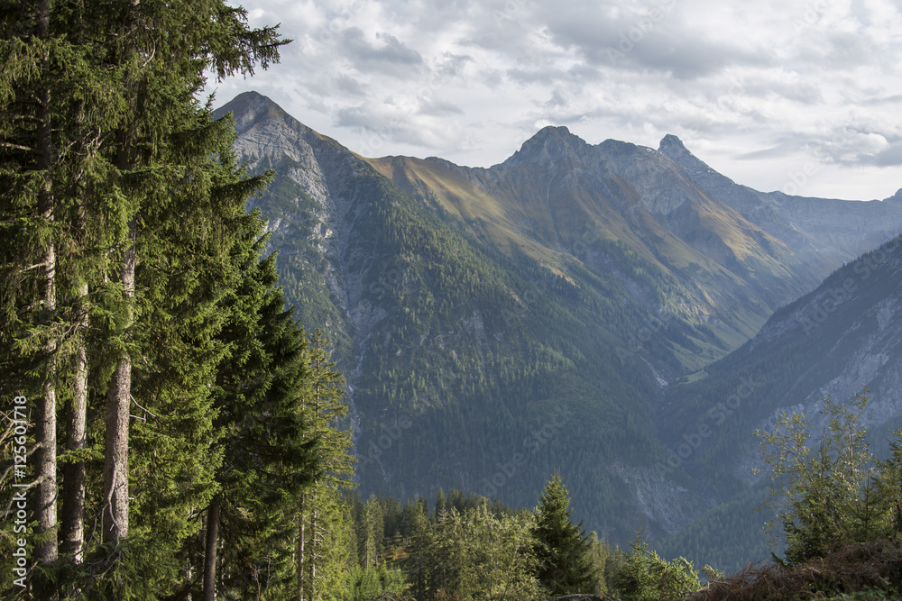 Gebirgslandschaft StockFoto Adobe Stock