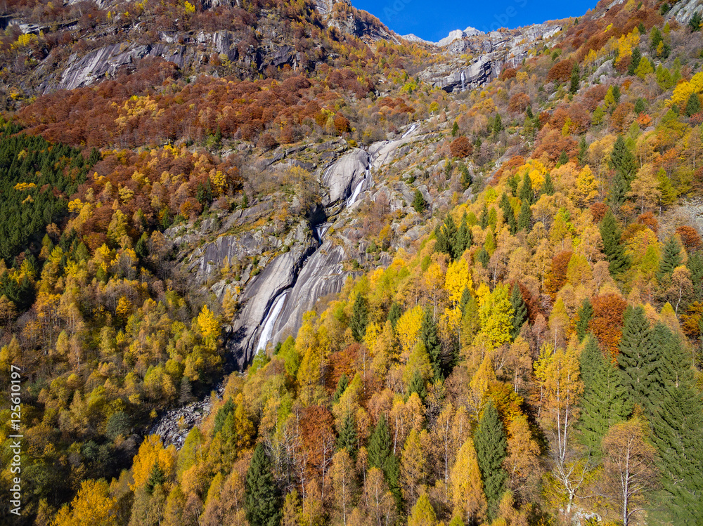Val di Mello - Valmasino (IT) - Cascata in Località Cà di Rogni - vista aerea autunnale Val di Mello - Valmasino (IT) - Cascata in Località Cà di Rogni - vista aerea autunnale