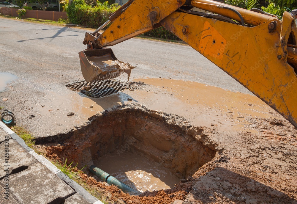 Fototapeta premium Excavator working on the Repair of pipe water 