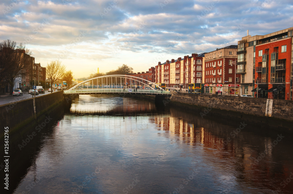 Obraz premium Nabrzeże rzeki Liffey w Dublinie, Irlandia
