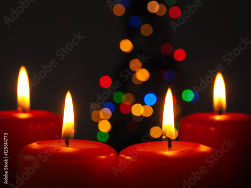 Burning Advent candles with Christmas tree lights © Andreas Berheide