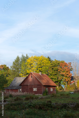 Bauernhof-Scheune bei Ramkvilla im Herbst , Smaland Schweden © travelguide