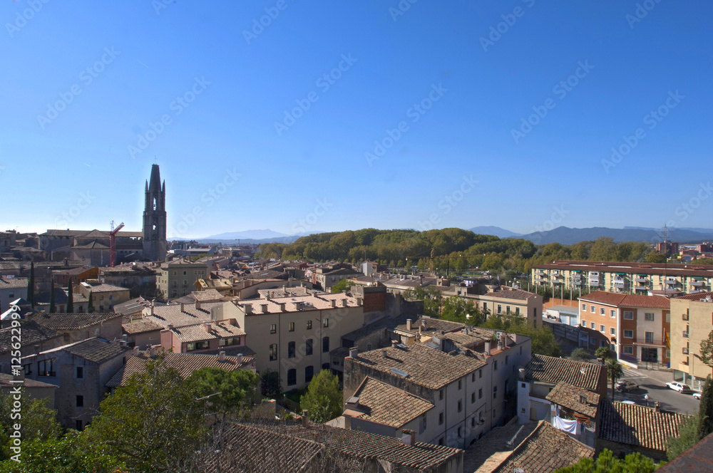 Girona ciudad vista desde el  de la antigua muralla viendo vistas edificios singulares y antiguos y arquitectura artistica