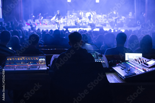 Schilderij op canvas Soundman working on the mixing console.