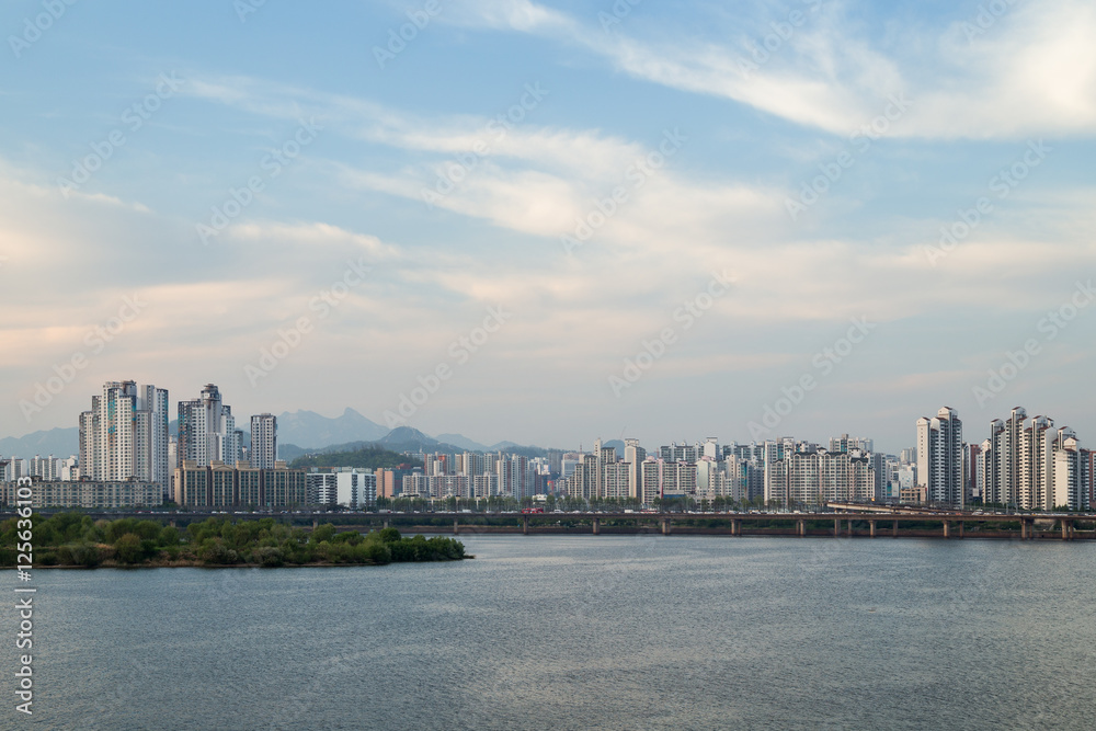 Naklejka premium Dzielnica mieszkaniowa nad rzeką Han widziana z mostu Mapo w Seulu, w Korei Południowej. Skopiuj miejsce.