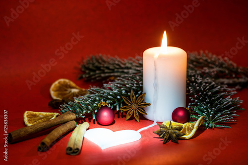 Advent, Kerzenlicht und ein Herz photo