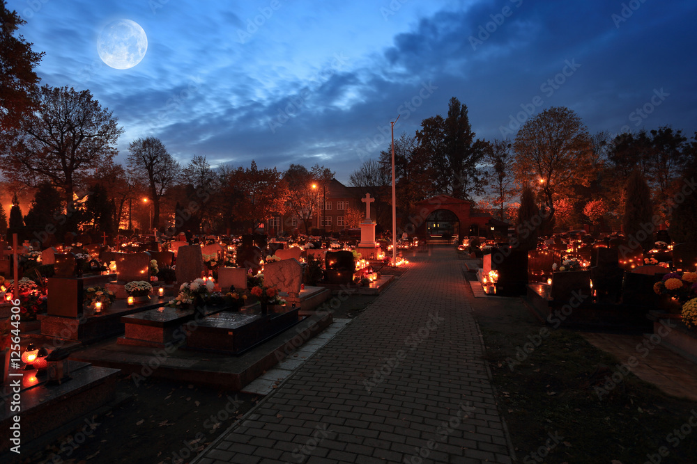 Cmentarz nocą z kolorowymi świecami w Dniu Wszystkich Świętych, księżyc. - obrazy, fototapety, plakaty 