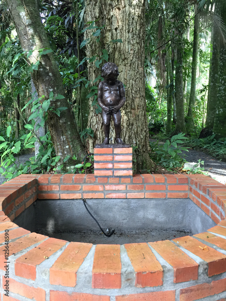 Statue of young boy urinating in Blumenau museum, Brazil foto de Stock