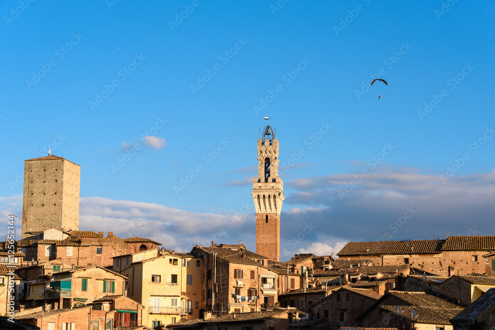stadtansicht von Siena mit Flugdrachen, rathausturm 