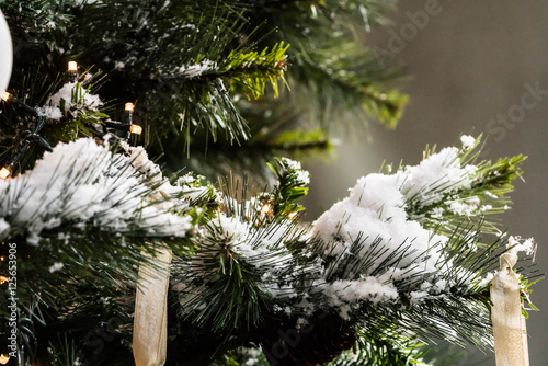 ALBERO DI NATALE CON DECORAZIONI  NEVE   LUCI E SFONDO SFOCATO