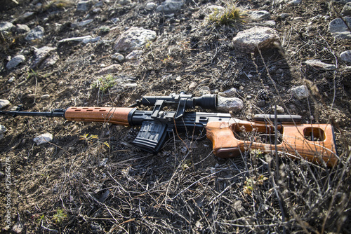 Fotografía SVD sniper rifle lying on the ground.