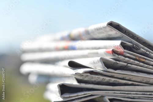 積み重ねた新聞