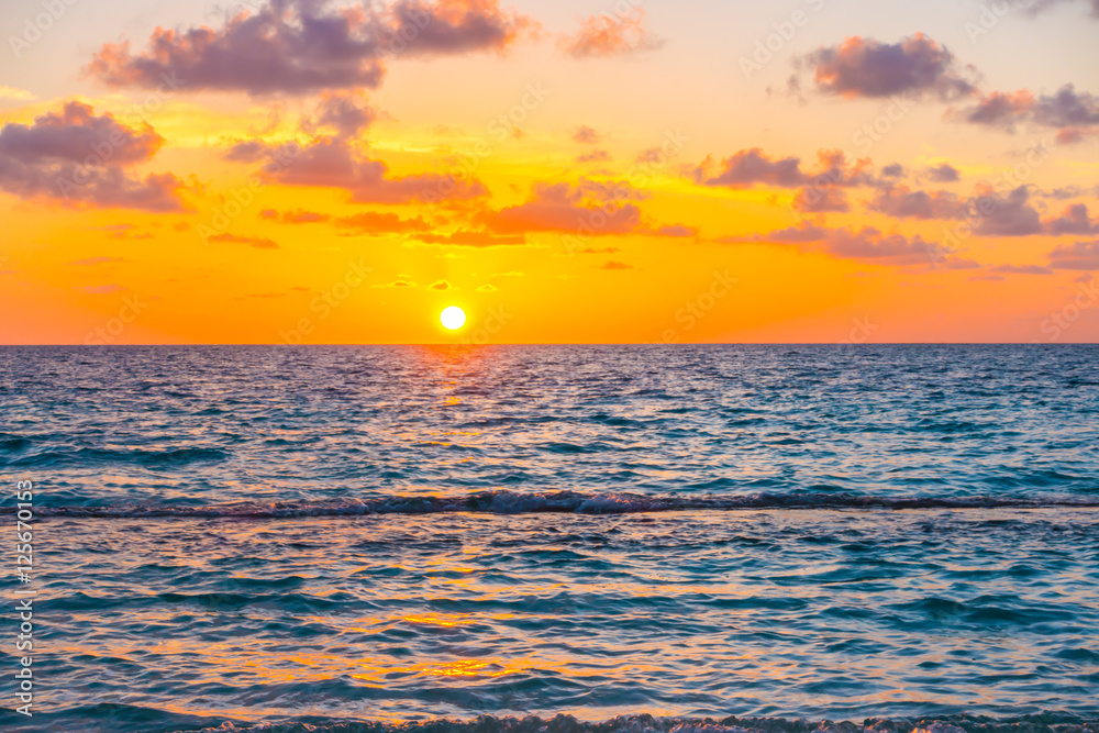 Fototapeta premium Beautiful sunset with sky over calm sea in tropical Maldives is