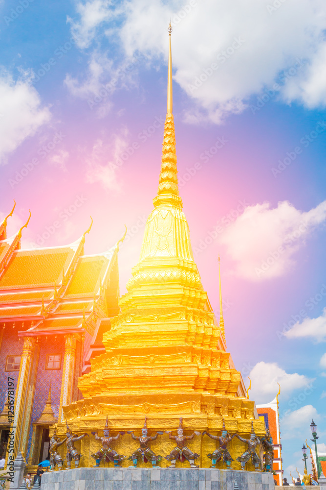 Fototapeta premium Beautiful Thai temple, Wat Phra Kaew or the Temple of the Emerald Buddha or Wat Phra Sri Rattana Satsadaram, Bangkok Thailand.