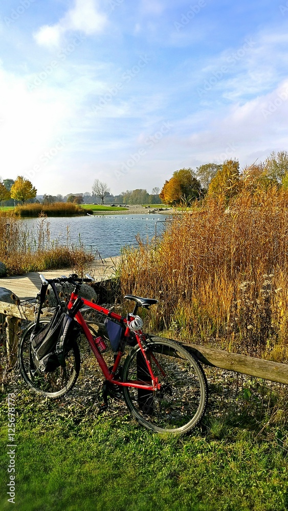 Fototapeta premium mit dem rad am see i I