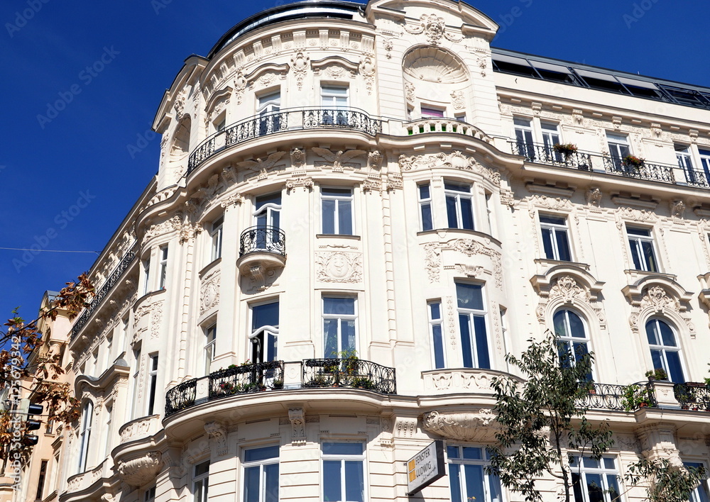 Wien - Prachtvolles Gebäude im Stil des Historismus Stock-Foto | Adobe