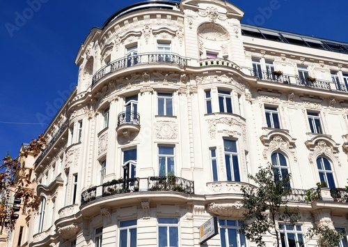 Wien - Prachtvolles Gebäude im Stil des Historismus photo