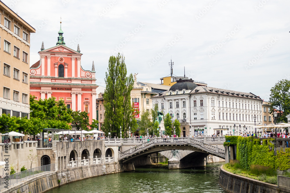 Ljubljana's city center: river Ljubljanica, Triple Bridge (Tromostovje), Preseren square and Franciscan Church of the Annunciation; Ljubljana, Slovenia, Europe
