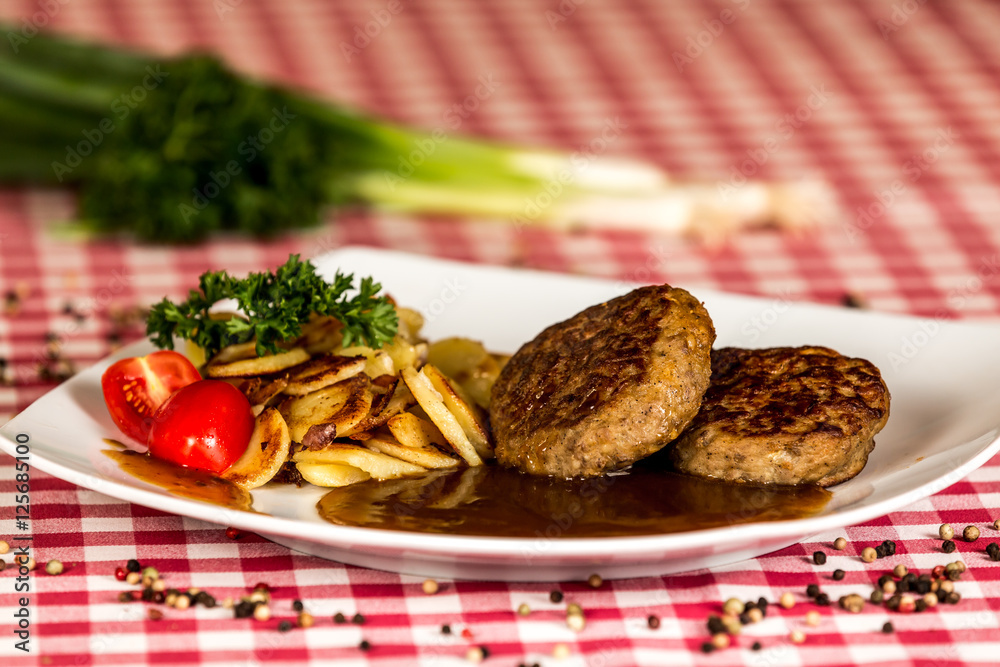 Frikadellen mit Bratkartoffeln foto de Stock | Adobe Stock