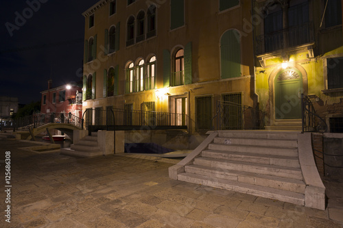 Tableau sur toile night street scene in Venice. Italy.