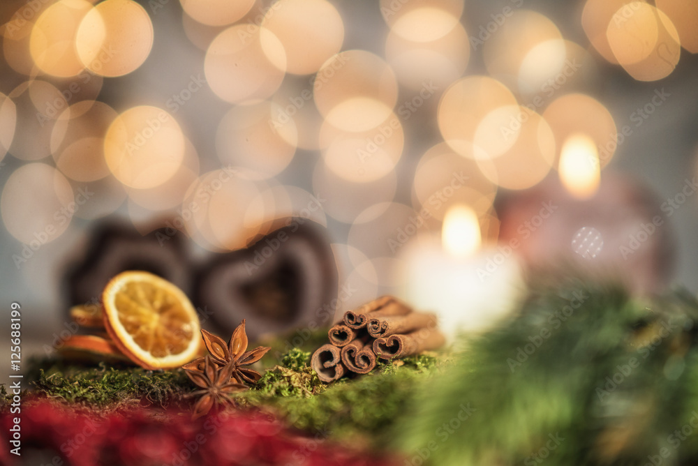 Weihnachtliche Szene mit Lebkuchen, Zimtstangen und Orangen - obrazy, fototapety, plakaty 