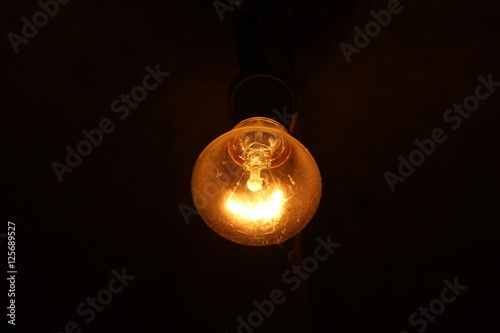 Wallpaper Mural Электрическая лампочка на темном фоне Torontodigital.ca