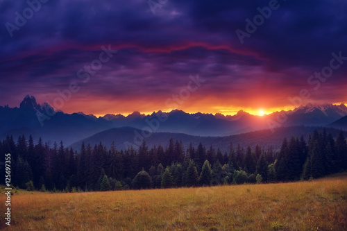 Fototapeta Naklejka Na Ścianę i Meble -  Majestic colorful sunset