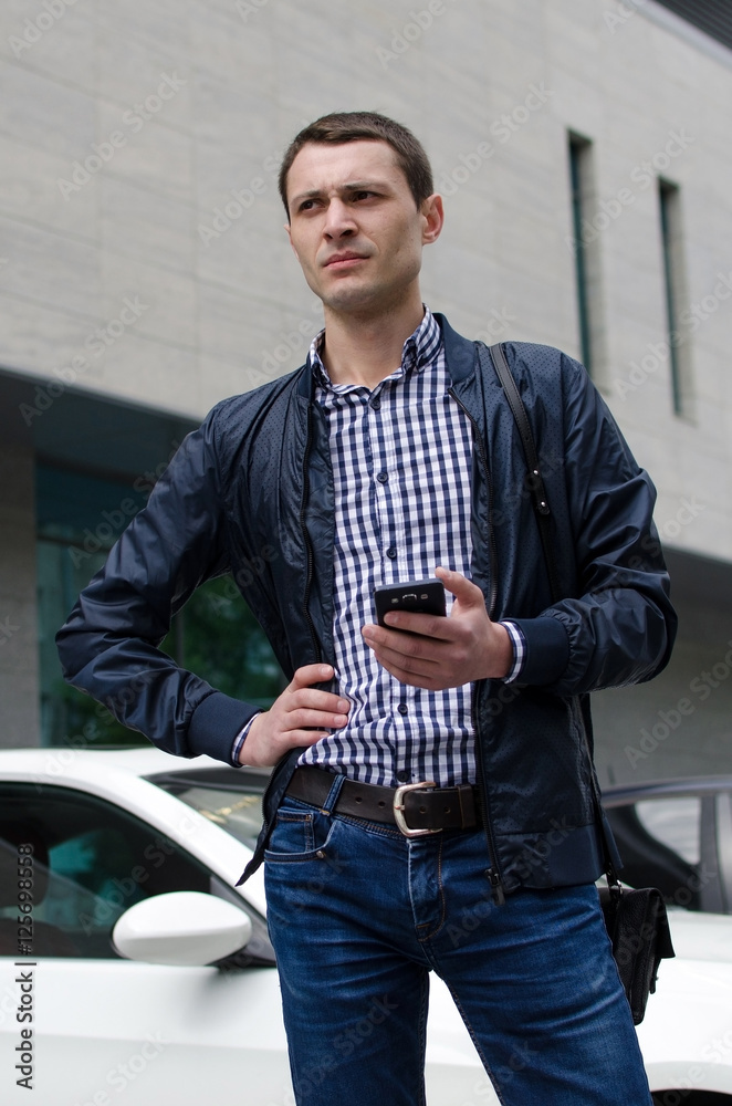 Obraz premium Young man using his phone