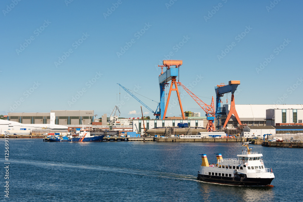Kieler Hafen mit Werftgelände