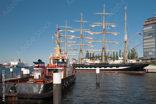 Kieler Woche Großsegler beim auslaufen photo