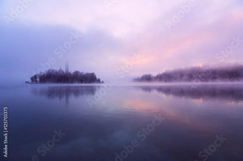 Fototapeta Naklejka Na Ścianę i Meble -  Misty morning in lake Bled