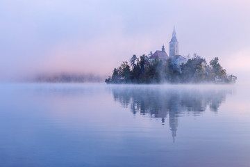 Leinwandbilder See Nebliger Morgen am Bleder See  © Kavita