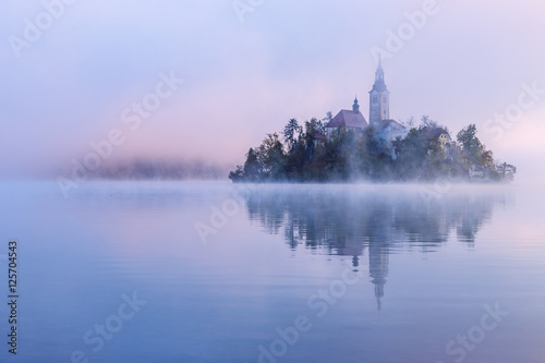 Fototapeta Naklejka Na Ścianę i Meble -  Misty morning in lake Bled
