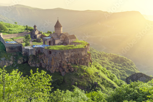 Antyczny monaster w położenia słońcu. Tatev. Armenia