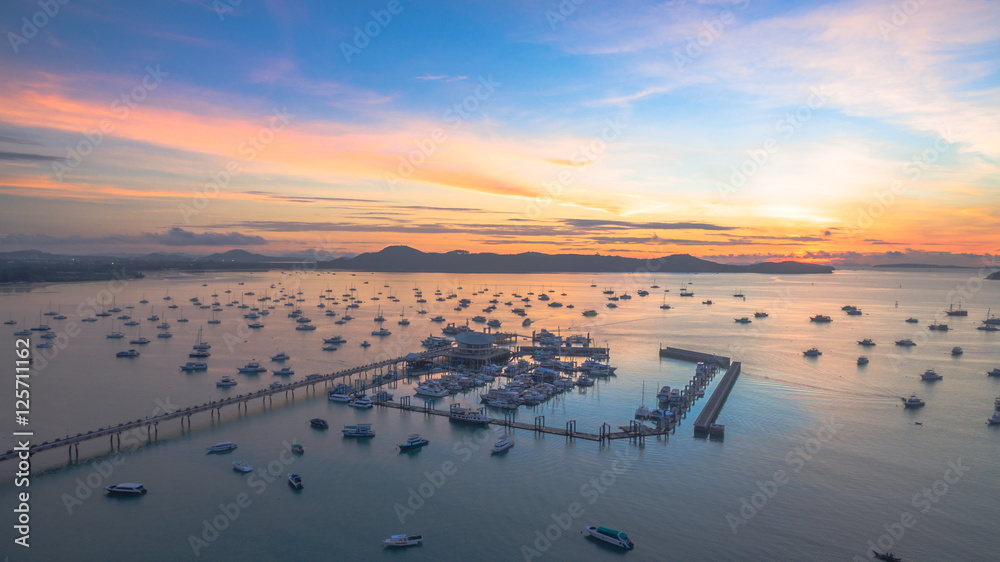 Obraz premium sunrise at Chalong pier