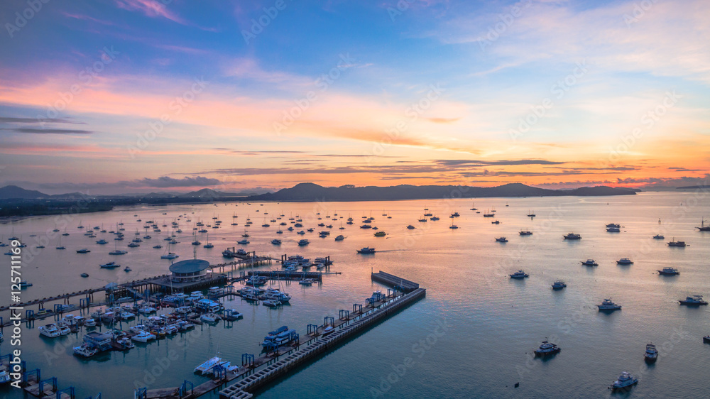 Obraz premium sunrise at Chalong pier